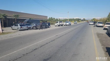 Göyçayda zəncirvari yol qəzası baş verib, 5 avtomobilə ziyan dəyib - FOTO