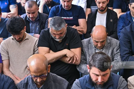Nərimanovdakı “Cümə” məscidində təmirdən sonra ilk Cümə namazı qılınıb