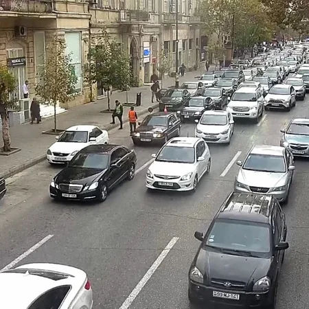 Bakının bu küçə və prospektlərində nəqliyyatın sıxlığı müşahidə olunur