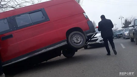 Tovuzda mikroavtobus qəzaya düşüb, yaralananlar var