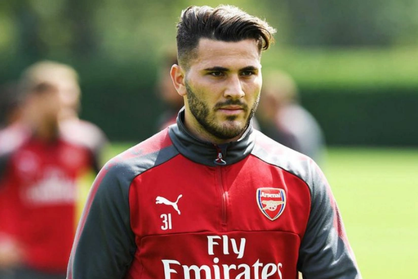 Qarabağın rəqibi Arsenalın müdafiəçisini transfer edib