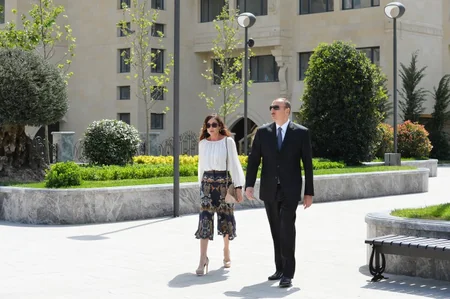 Azərbaycan Prezidenti Yasamal rayonunda salınan yeni parkda yaradılan şəraitlə tanış olub