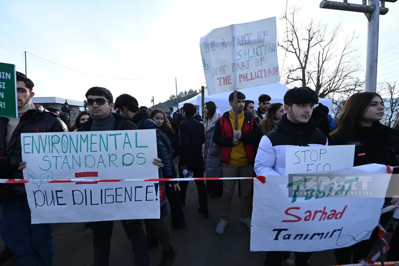 Aksiyaçılar “Vardanyan rədd ol!” şüarları səsləndirirlər
