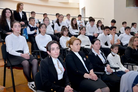 Bakıda məktəbdə Heydər Əliyevin barelyefinin açılışı olub