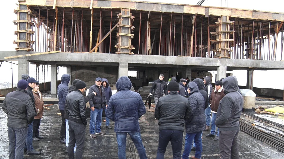 Bakıda yaşayış olan binanın damındakı tikinti işləri sakinlərin həyatını təhlükəyə atıb  - VİDEOREPORTAJ