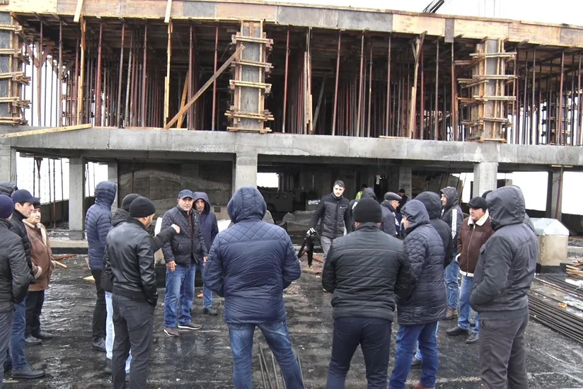 Bakıda yaşayış olan binanın damındakı tikinti işləri sakinlərin həyatını təhlükəyə atıb  - VİDEOREPORTAJ