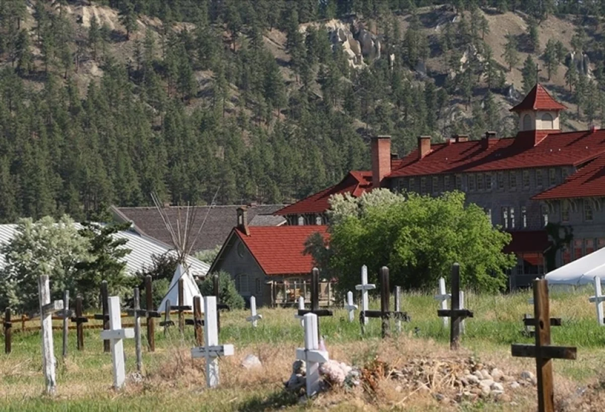 Kanadada hindu uşaqlarının kütləvi dəfni ilə bağlı qalmaqaldan sonra 33 kilsə yanıb