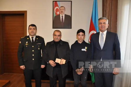 Biləsuvarda şəhidlərin orden və medalları ailələrinə təqdim olunub