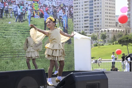 Heydər Əliyev Mərkəzinin parkında Uşaq festivalı keçirilib