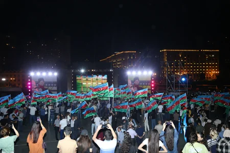Heydər Əliyev Mərkəzinin parkında Milli Qurtuluş Gününə həsr olunan konsert keçirilib