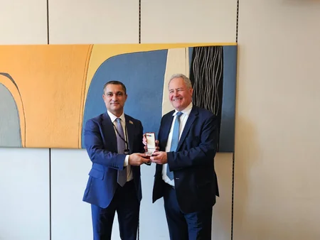 Bob Bləkmənə Milli Məclisin Fəxri medalı təqdim olunub