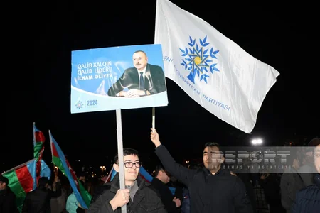 Bakıda Heydər Əliyev Mərkəzinin qarşısında xalq seçkinin ilkin nəticələrini izdihamla qeyd edir