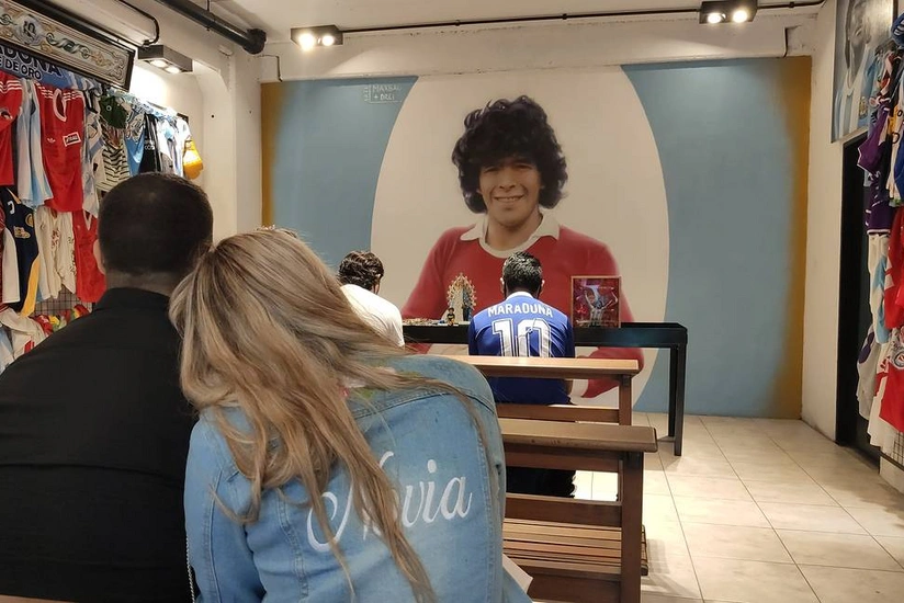 В итальянском Неаполе открыли памятник Марадоне