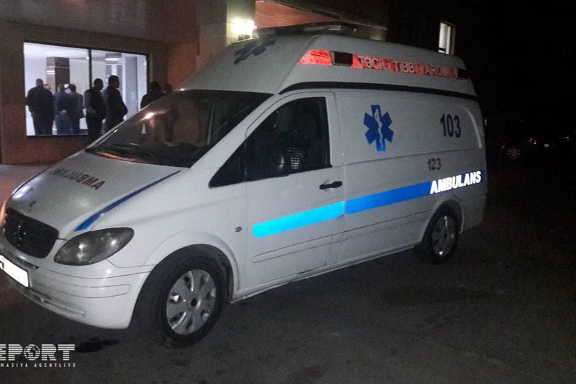 В Баку машина врезалась в бордюр: пострадал водитель