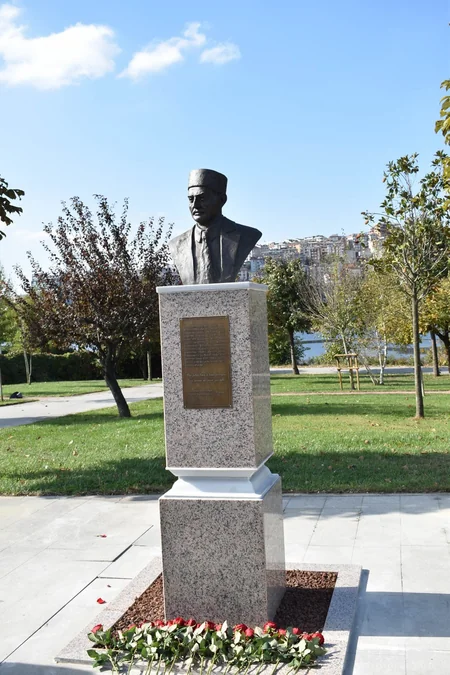 İstanbulda Hüseyn Cavidin büstünün açılışı olub