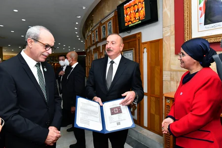 Prezident İlham Əliyev Əlcəzairdə Şəhidlər abidəsini və Milli Mücahidlər Muzeyini ziyarət edib - YENİLƏNİB-3
