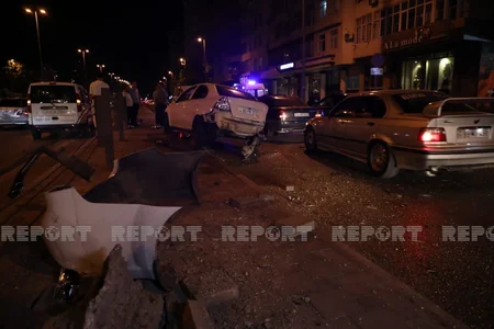 Bakıda avtomobil maneəyə çırpıldı, xəsarət alan var