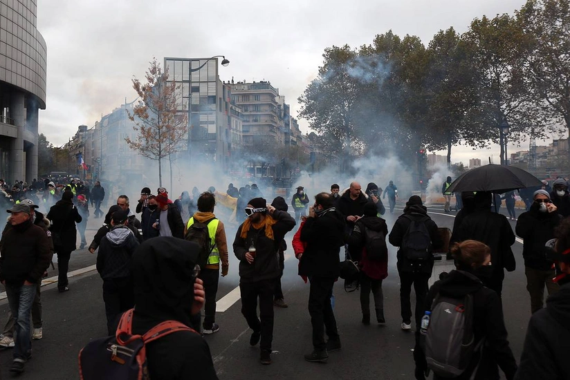 Parisdə polis gözyaşardıcı qaz və su şırnaqlarından istifadə etdi