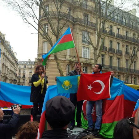 Parisdə ermənilər azərbaycanlılara hücum edib, yaralananlar var