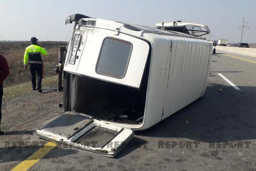 Kürdəmirdə sərnişin mikroavtobusu aşıb, 8 nəfər xəsarət alıb