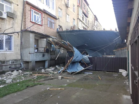 Güclü külək Xaçmazda binanın dam örtüyünü uçurub