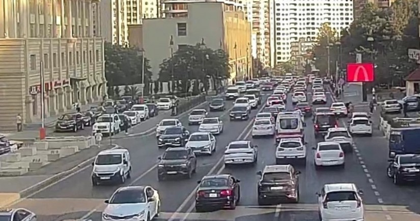 В Баку на ряде улиц и проспектов затруднено движение транспорта