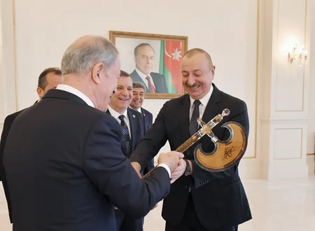Президент Ильхам Алиев принял Хулуси Акара