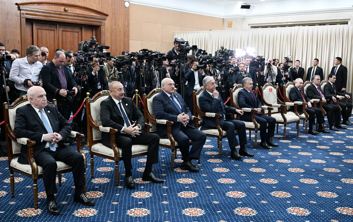 President Ilham Aliyev attends ceremony to award President Shavkat Mirziyoyev