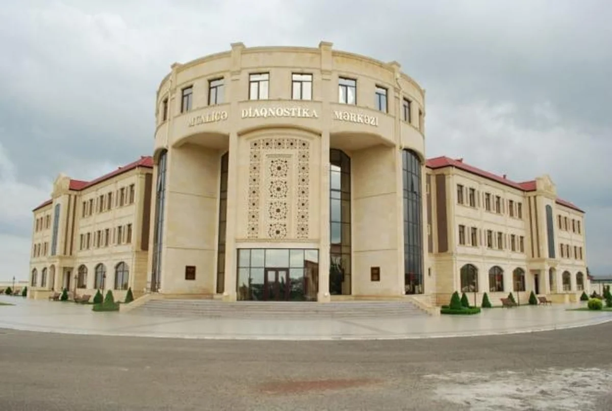 Qubada avtomobillə vurulan motosikletçi xəstəxanada koma vəziyyətindədir