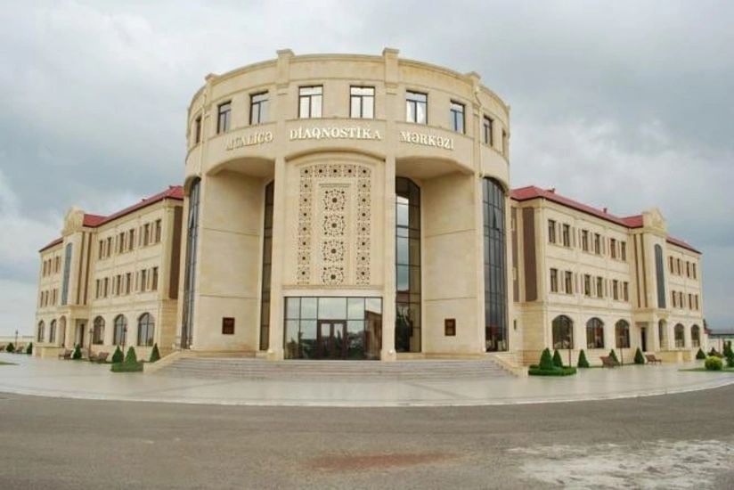 Qubada avtomobillə vurulan motosikletçi xəstəxanada koma vəziyyətindədir