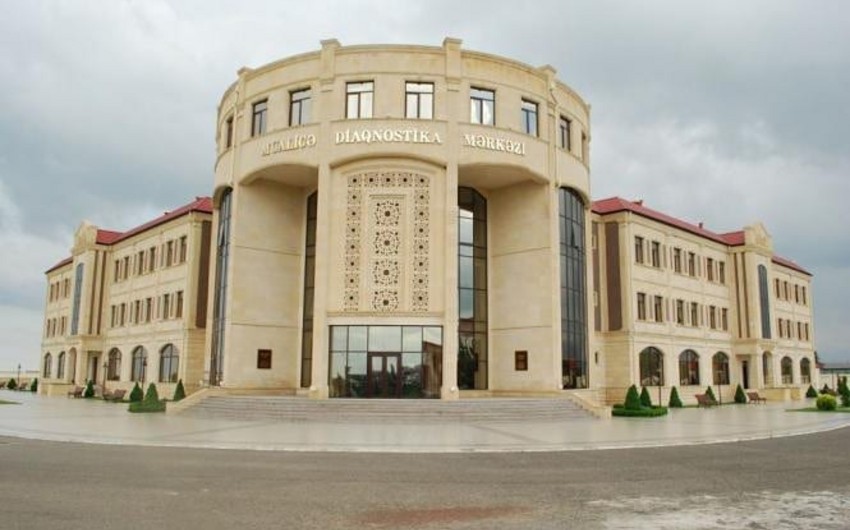 Qubada avtomobillə vurulan motosikletçi xəstəxanada koma vəziyyətindədir