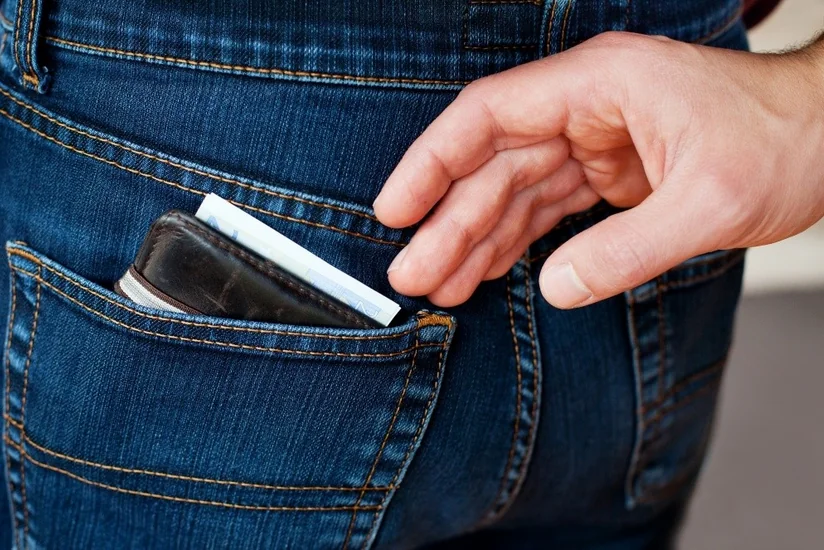 Gəncədə sərnişin avtobuslarında cibgirlik edən 59 yaşlı qadın saxlanılıb - FOTO