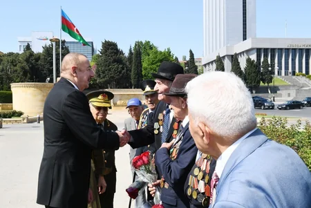Prezident İlham Əliyev 9 May - Qələbə Günü münasibətilə Bakıda keçirilən mərasimdə iştirak edib - YENİLƏNİB