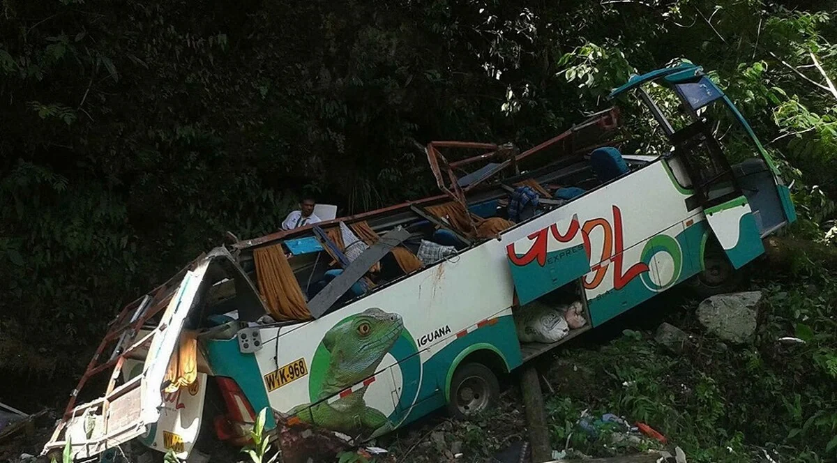 Peruda avtobus dərəyə aşıb, onlarla sərnişin həlak olub