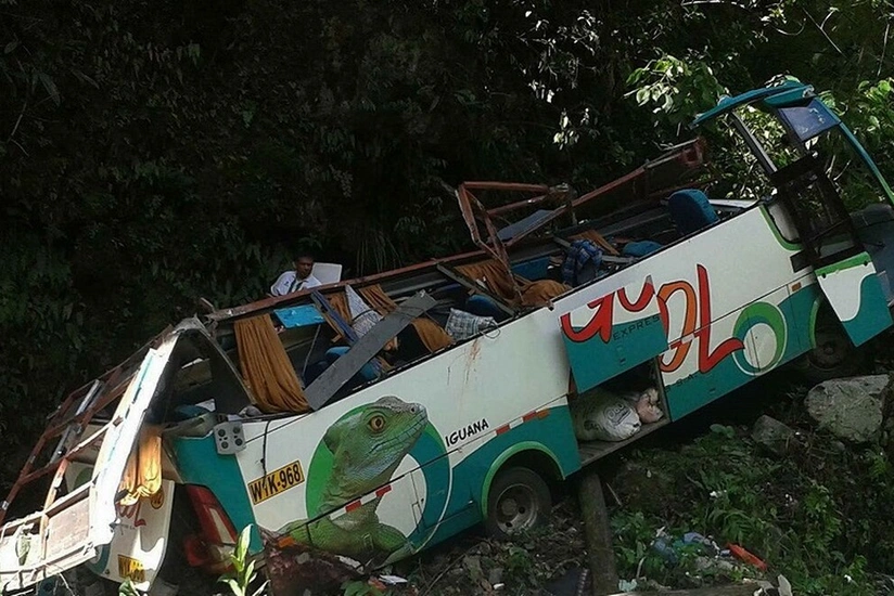 Peruda avtobus dərəyə aşıb, onlarla sərnişin həlak olub