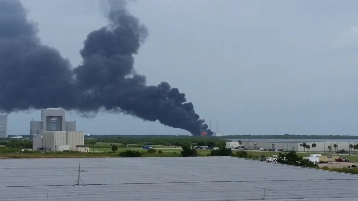 SpaceX сообщила о проблемах на испытаниях двигателей Crew Dragon в США