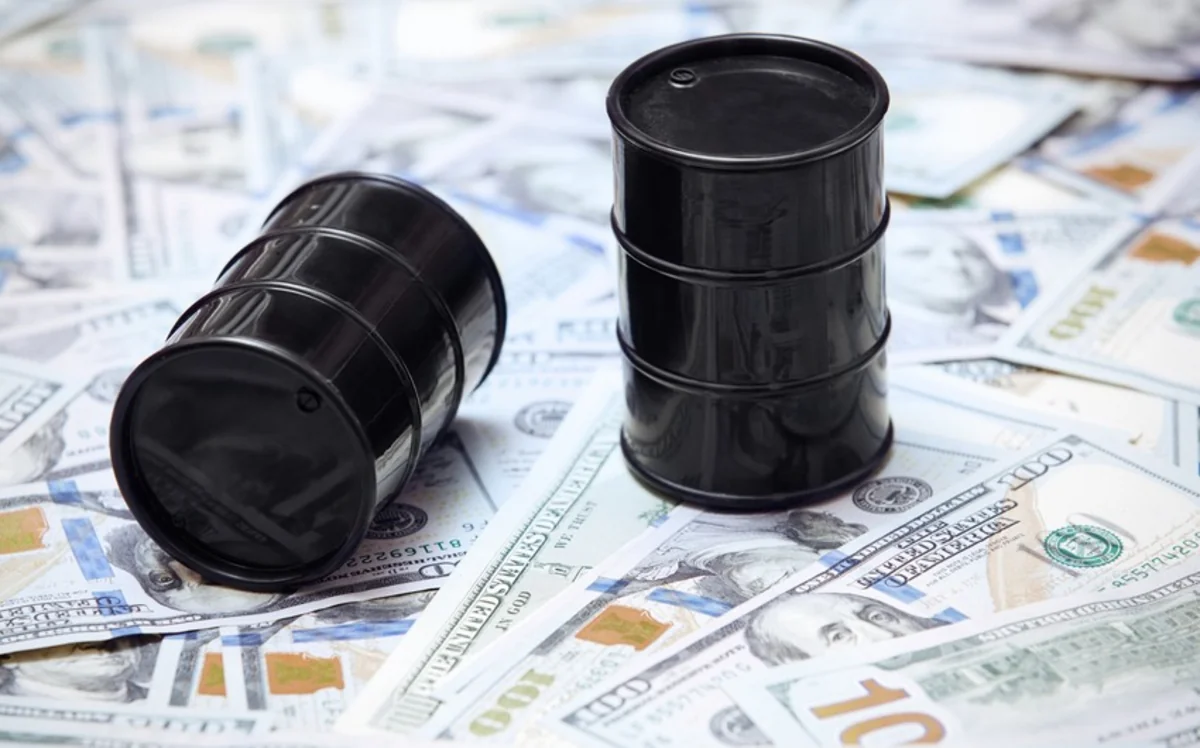 Нефть дешевеет на опасениях рецессии в США