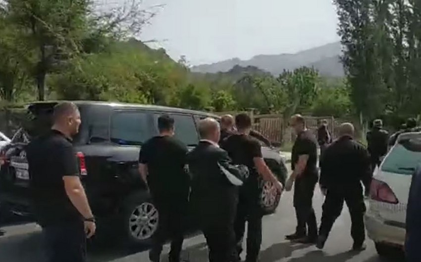 Zəngəzurda Paşinyanın avtomobilinə hücum oldu, mühafizəçisinin paltarı cırıldı - VİDEO