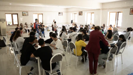 “Embawood” balaca ürəkləri sevindirmək üçün uşaq evinə baş çəkdi