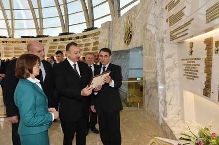 Prezident İlham Əliyev Belarus Dövlət Böyük Vətən Müharibəsi Tarixi Muzeyi ilə tanış olub