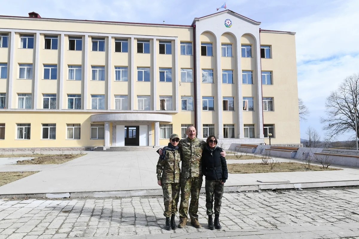 Prezident İlham Əliyev Şuşa icra hakimiyyətinin binası ilə tanış olub