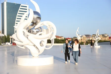 Heydər Əliyev Mərkəzində “Görünməyənin cizgiləri” sərgisi açılıb
