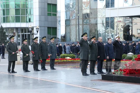 Представители Минобороны и ГПС посетили памятник Крик матери