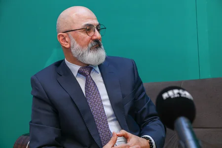 Səhnəyə həyat yoldaşı ilə çıxan aktyor: Aktrisa ilə yaxınlaşmağı, qucaqlaşmağı bacarmıram - MÜSAHİBƏ
