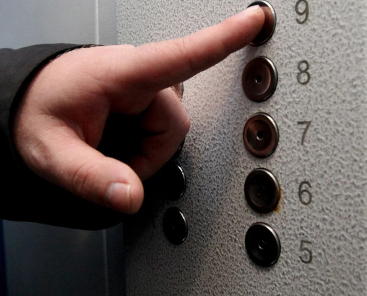 ​Bakıda liftdə köməksiz vəziyyətdə qalan şəxs xilas edilib