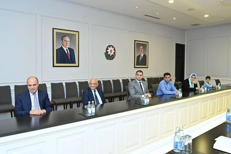 Emin Əmrullayev Avropa çempionatında uğurlu nəticə əldə etmiş şahmatçılarla görüşüb