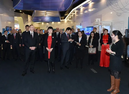 Prezident İlham Əliyev “Huawei” şirkətinin Pekindəki Sərgi Mərkəzində olub