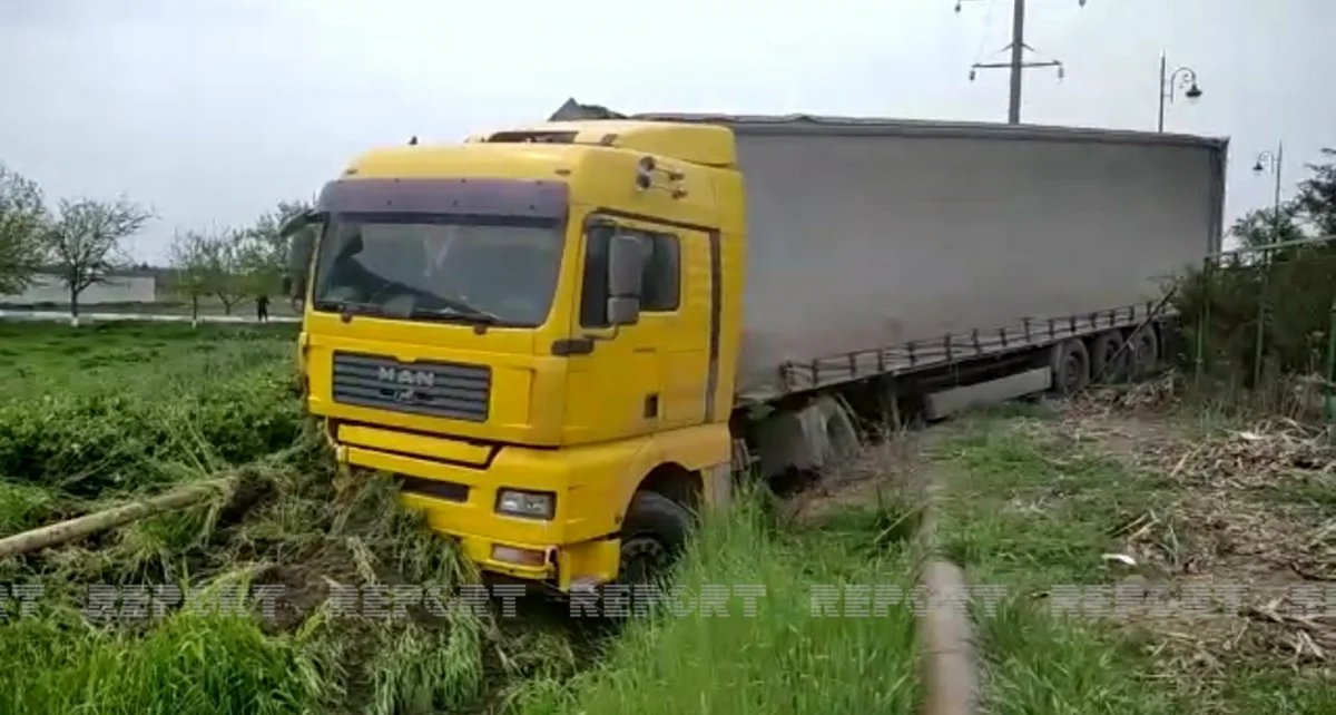 Cəlilabadda yük maşını məktəblini vurub