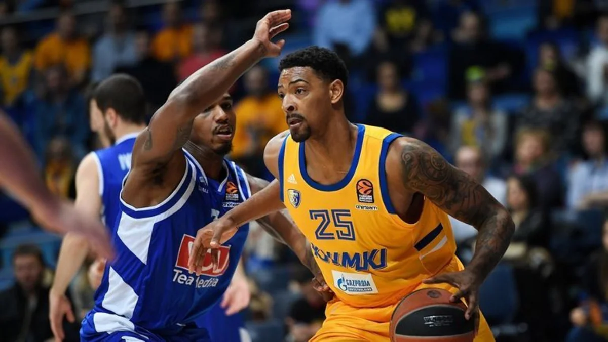 Rusiya klubunun basketbolçusu başı ilə komandasına xal qazandırıb  - VİDEO