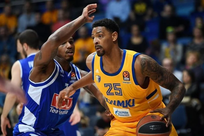 Rusiya klubunun basketbolçusu başı ilə komandasına xal qazandırıb  - VİDEO